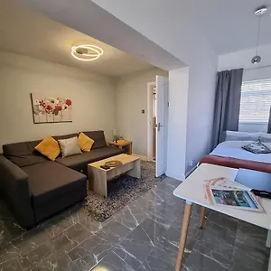 Your Own Studio Flat With Everything Need! Fully Equipped Kitchen, Free Coffee And Tea, Own Entrance, Private Parking, Smart Tv With Netflix, Sofa Bed, Your Own Shower And Toilet - Newly Renovated! Apartment