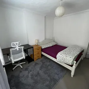 South Coast Guest With Free Parking Homestay